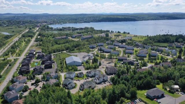 Condo Entre Ville/Nature Magog Bagian luar foto